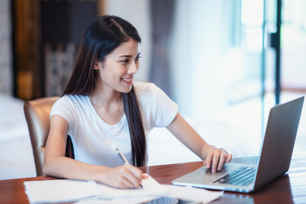 How Online Computer Science Tutors Support Skill-Based Learning and Digital Confidence